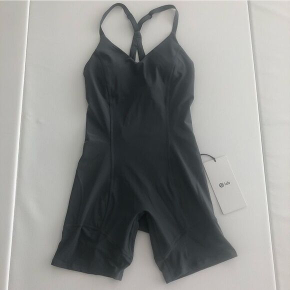 Lululemon lab Nulux and Mesh One-Piece 8" Anchor - Picture 13 of 17